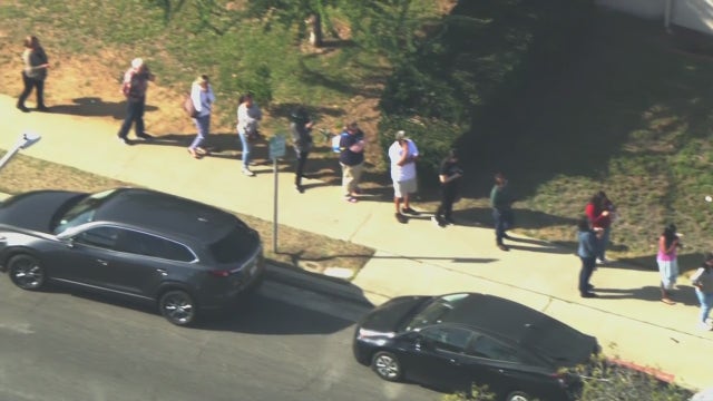 SoCal shoppers brave long lines at Honey Baked Ham stores