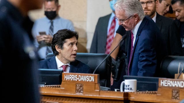 Protests erupt inside LA City Council chambers amid Kevin de León's attendance