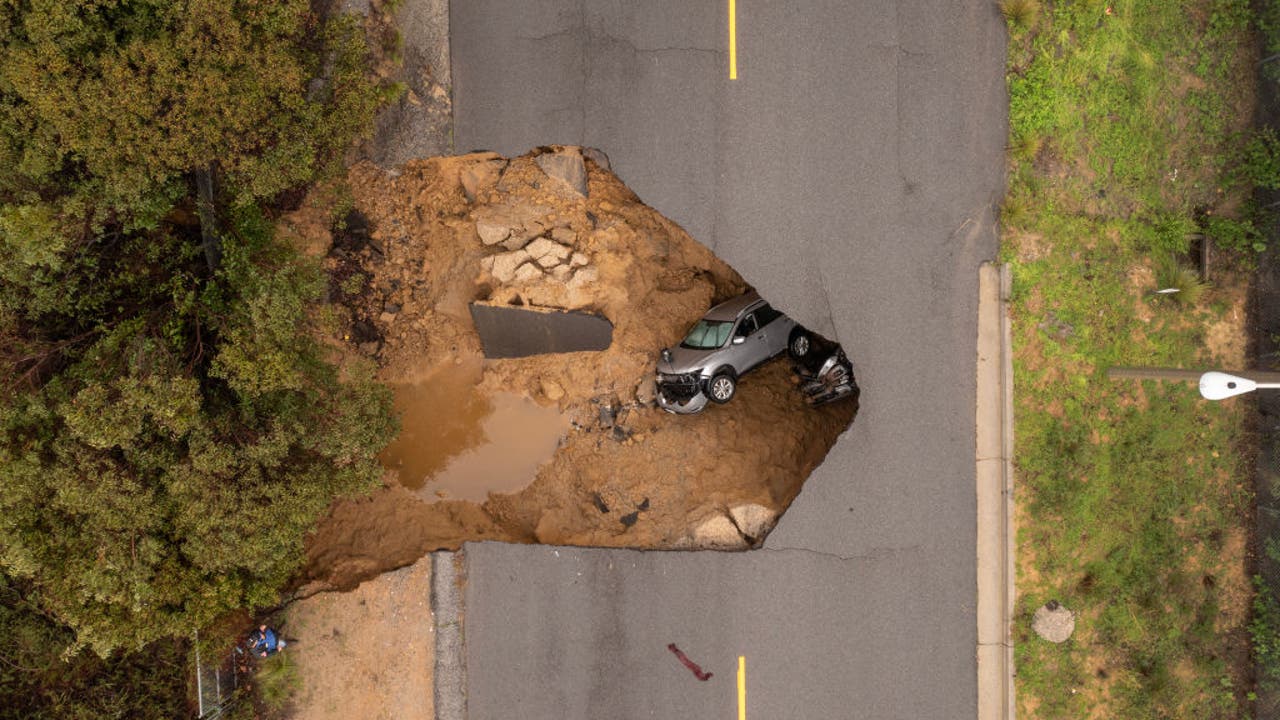 Chatsworth Sinkhole Swallows 2 Cars 4 People Rescued FOX 11 Los Angeles chatsworth-sinkhole-swallows-2-cars-4-people-rescued-fox-11-los-angeles