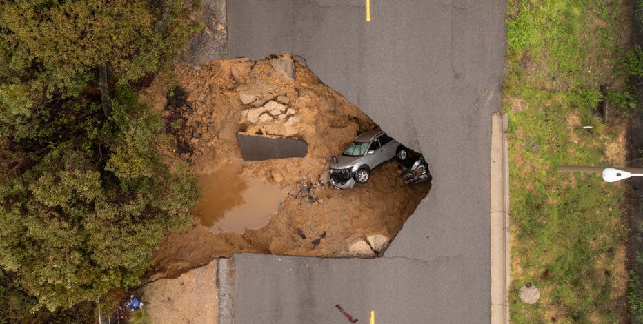 Chatsworth sinkhole swallows 2 cars, 4 people rescued | FOX 11 Los