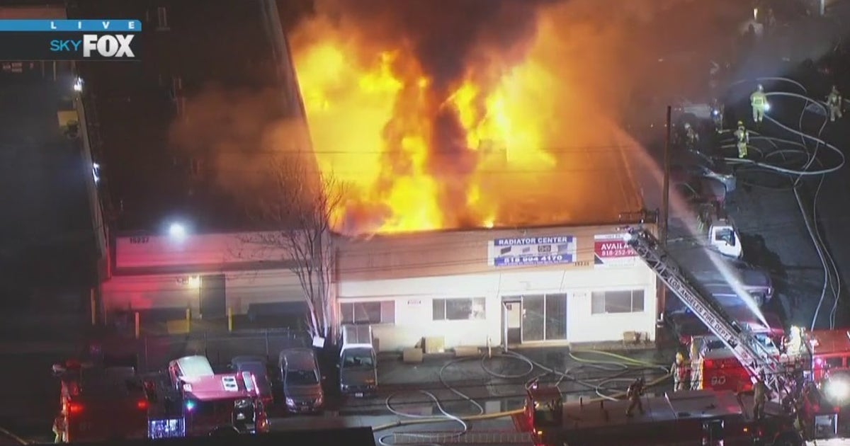 Large fire breaks out at commercial building in Van Nuys | FOX 11 Los ...