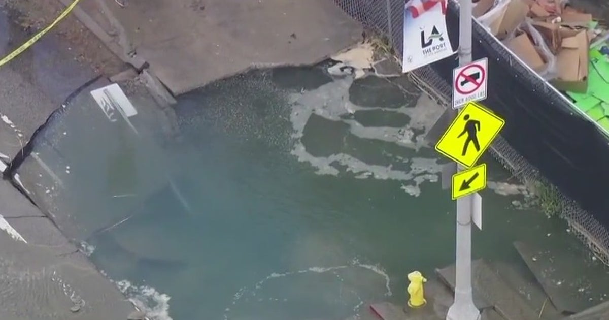 Water main break in Wilmington forms large sinkhole | FOX 11 Los Angeles