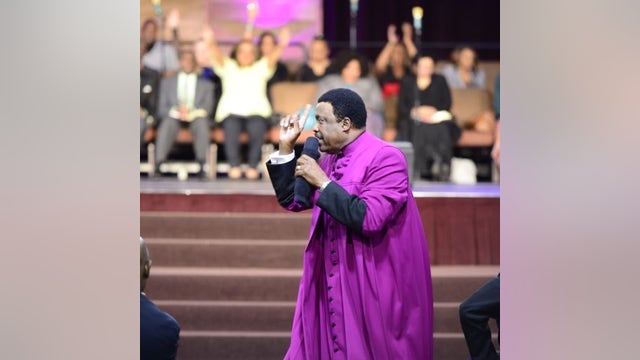 Longtime Inglewood bishop Kenneth Ulmer gives final sermon