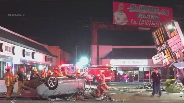 2 killed after driver runs red light in Lake Balboa: LAPD