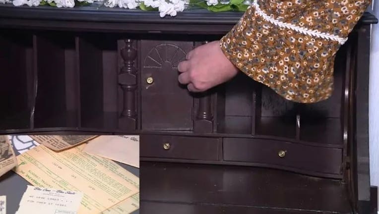 A Gilbert, Arizona woman found 100 years of another family's history hidden inside a $20 Goodwill desk (Fox 10 Phoenix)