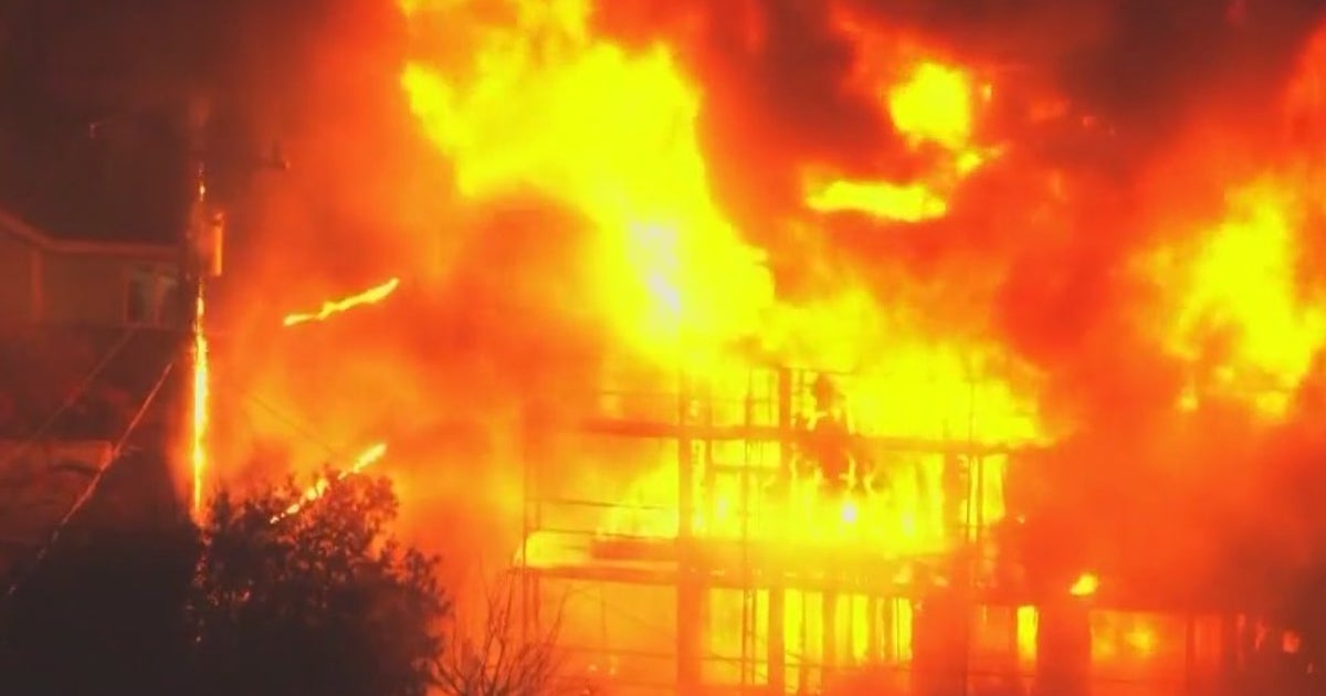 North Hollywood apartment building damaged by massive fire | FOX 11 Los ...