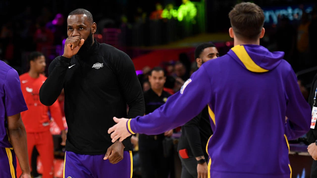 Lakers' LeBron James Returns from Foot Injury vs. Bulls; 1st Game