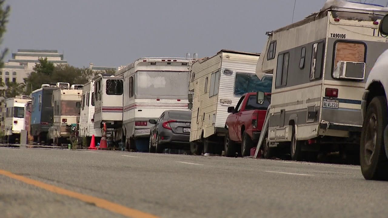 加迪纳房车营地居民在洛杉矶县最新的无家可归者计划中被安置到过渡性住房
