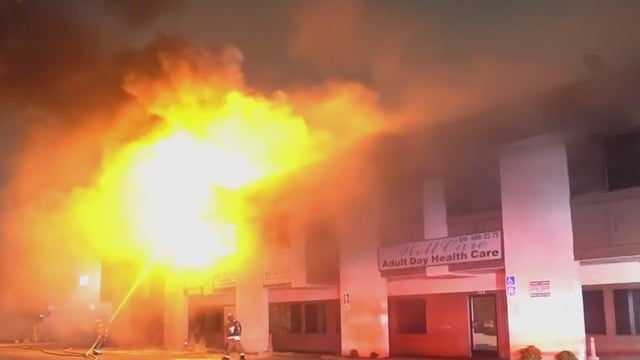 Large blaze erupts at Van Nuys commercial building