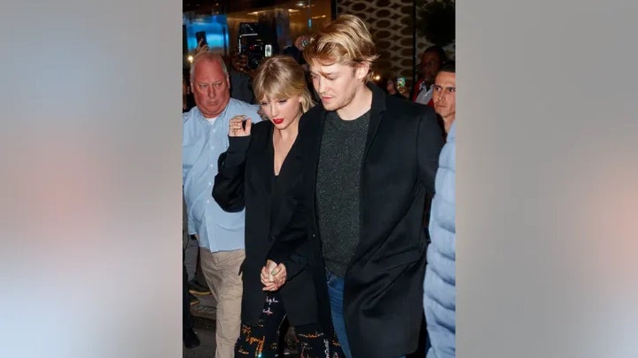 Taylor_Swift_Joe_Alwyn_4.jpg