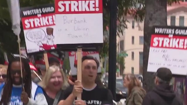 Hollywood writers strike forces MTV to have awards show go on tape delay