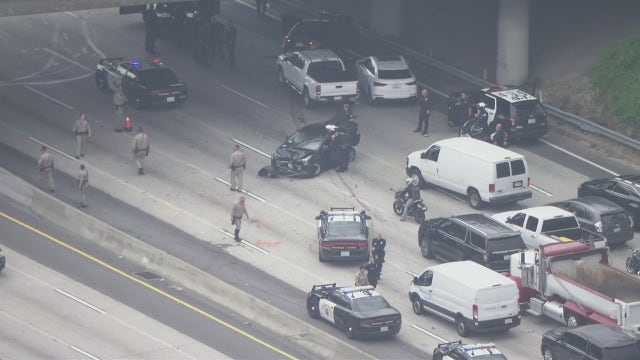 LA police chase ends in crash on 10 Freeway near Arlington Heights