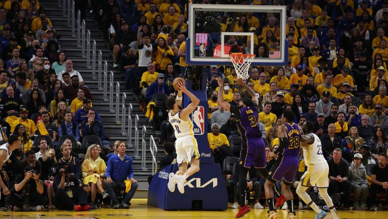 Klay Thompson #11 of the Golden State Warriors shoots a basket ahead of Anthony Davis #3 of the Los Angeles Lakers. (Photo by Ezra Shaw/Getty Images)