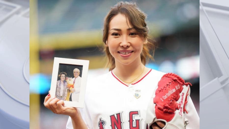 Granddaughter of Japan's NPB legend Katsuya Nomura throws first