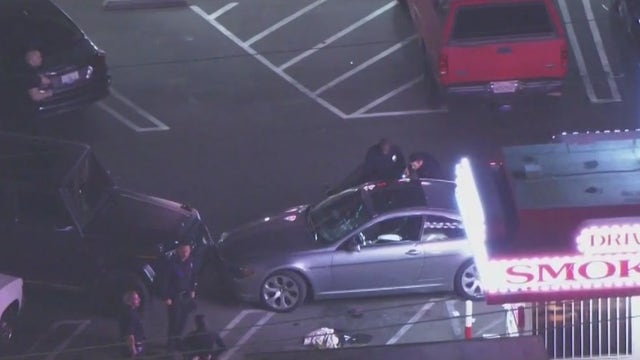 2 dead, 1 wounded during shooting outside smoke shop in Valley Glen