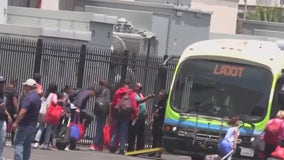 7th migrant bus arrives in Los Angeles from Texas