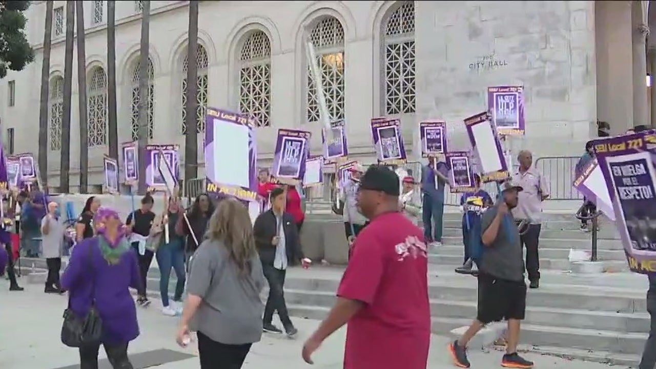 Thousands of LA City workers go on strike - Vimarsana News
