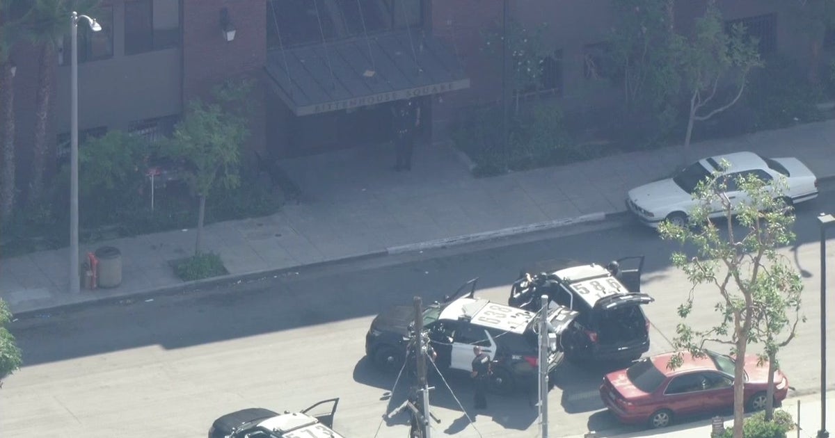 4 suspects break into South LA home, tie up man inside | FOX 11 Los Angeles
