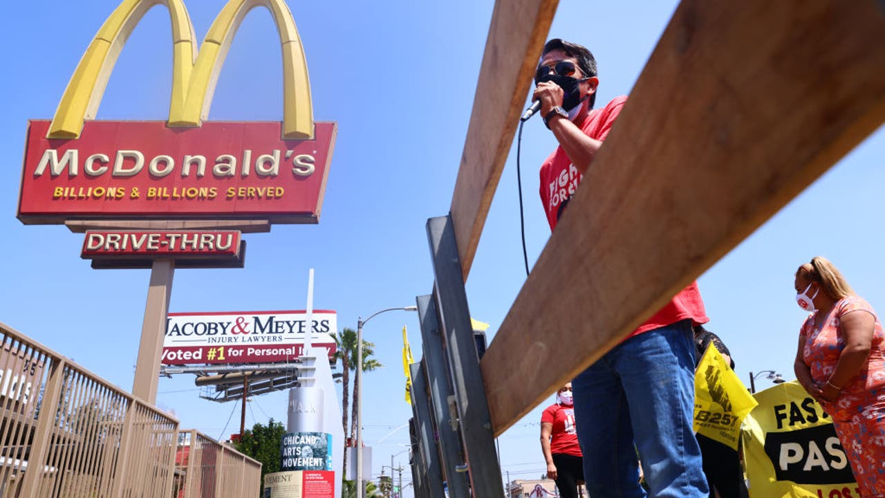 California Fast Food Workers To Get $20 Minimum Wage Under New Deal ...