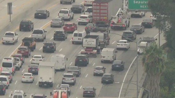 Fatal crash on 405 Fwy snarls traffic through Sepulveda Pass