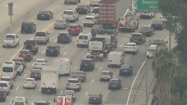 Fatal crash on 405 Fwy snarls traffic through Sepulveda Pass