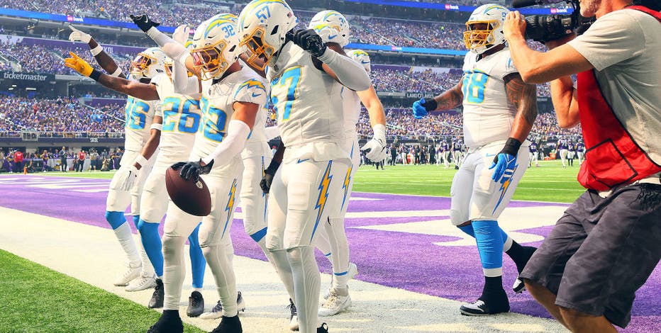 Kirk Cousins throws late interception as Vikings fall 28-24 to Chargers