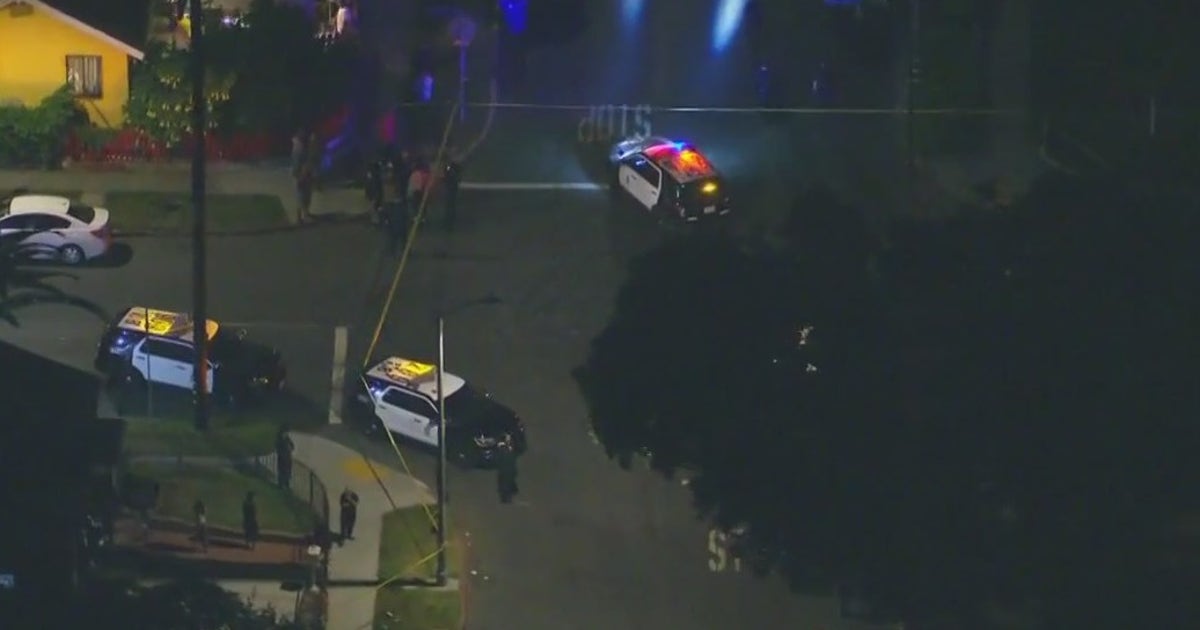 2 shot, 1 killed in South LA, suspect on the run | FOX 11 Los Angeles