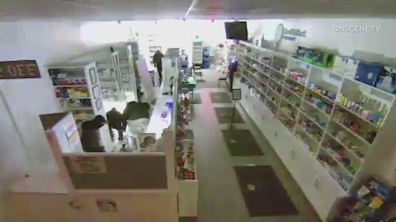 洛杉矶药店遭到抢劫者的砸破和抢劫