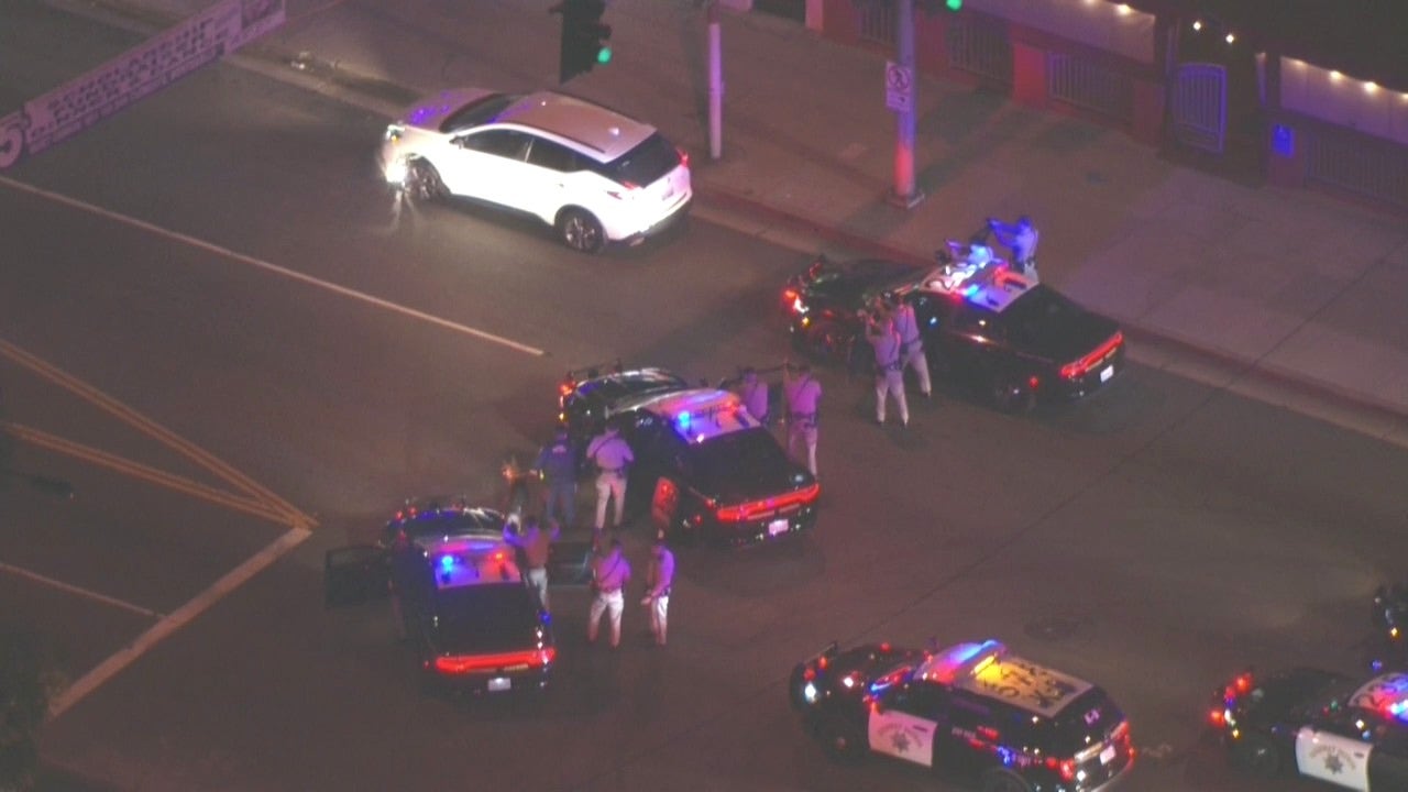 洛杉矶县警方追捕在圣盖博谷地区结束