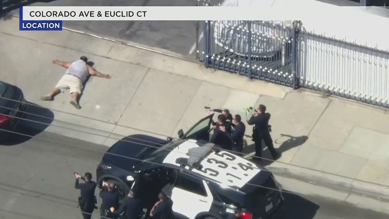 警车追逐：嫌疑人在洛杉矶警方从玛利纳德雷到圣莫尼卡的追逐中投降