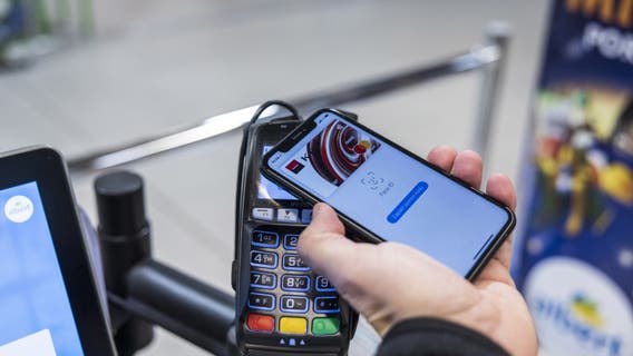 LA City Council moves to ban cashless retail business