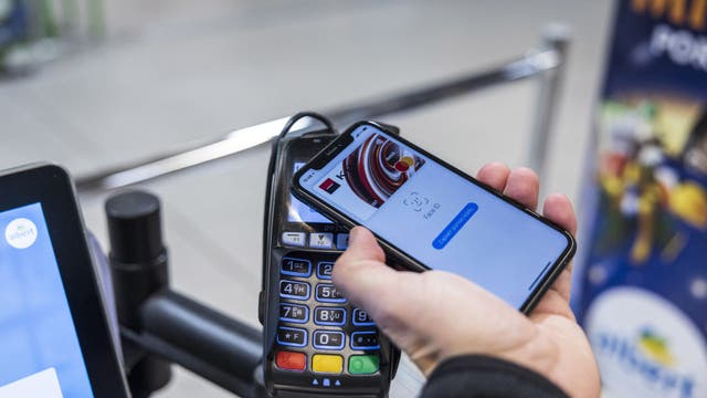 LA City Council moves to ban cashless retail business