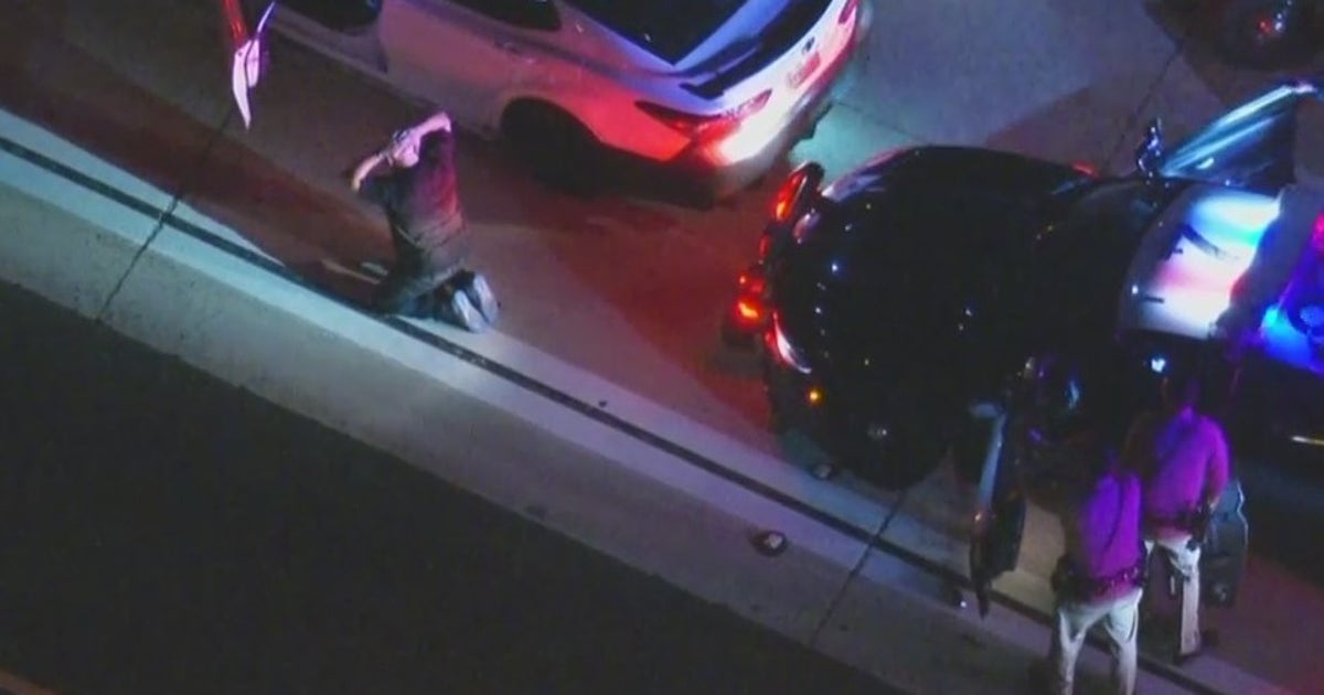 Hour-long police chase ends in traffic jam on 405 Freeway; 2 in custody ...