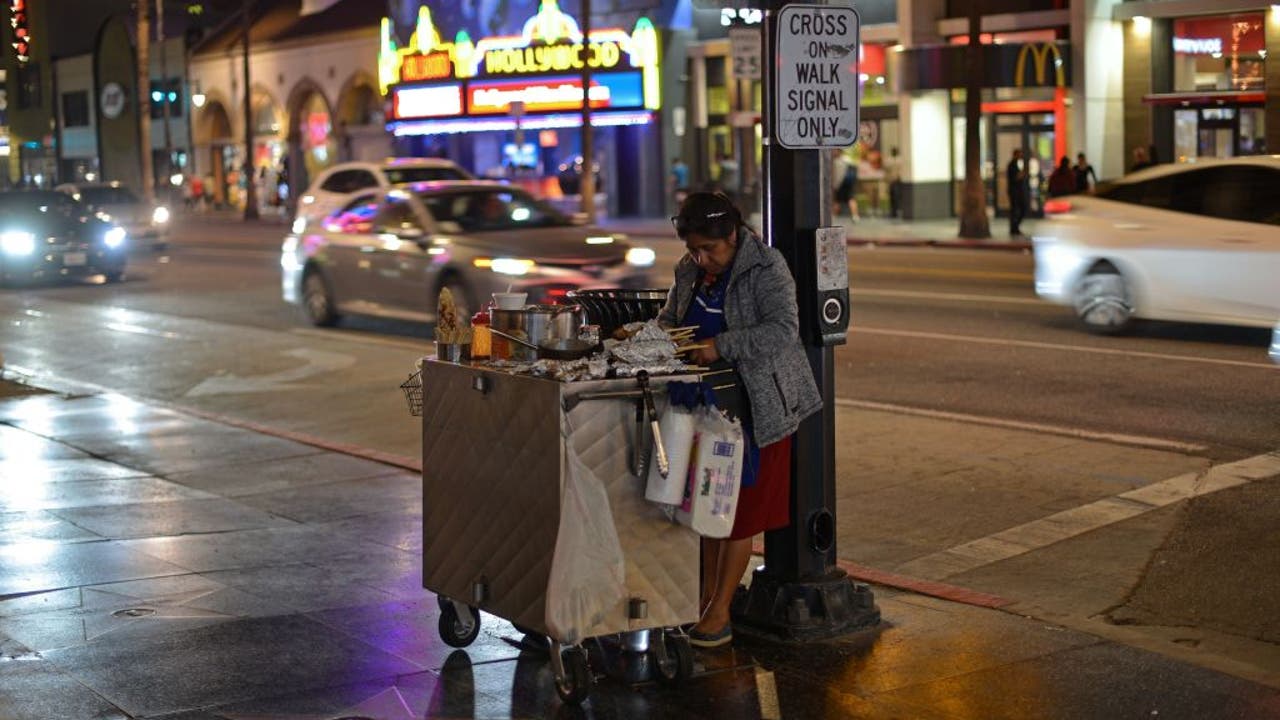 洛杉矶市议会批准建立好莱坞街头摊贩区的动议