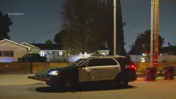 'Hot prowl' suspects yell 'LAPD' before allegedly stealing woman's purse