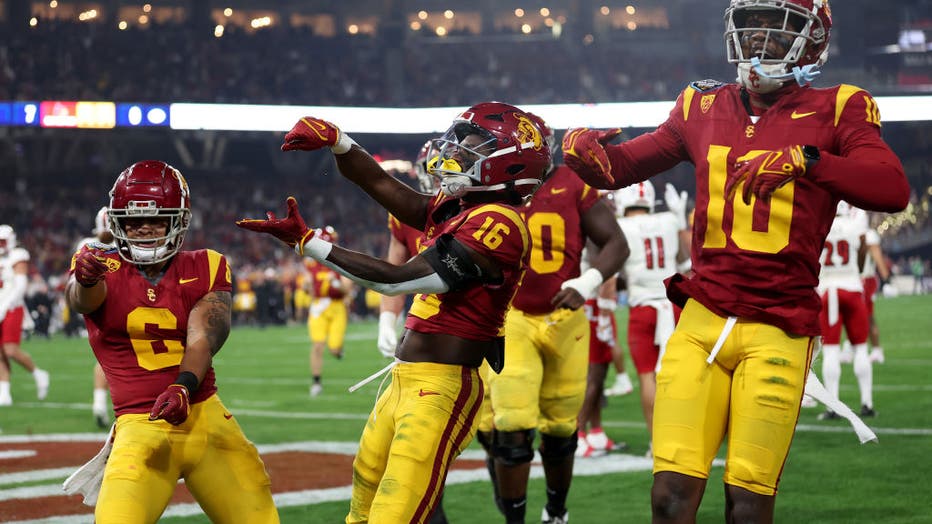 USC’s Moss throws Holiday Bowlrecord 6 TDs, Trojans beat No. 16