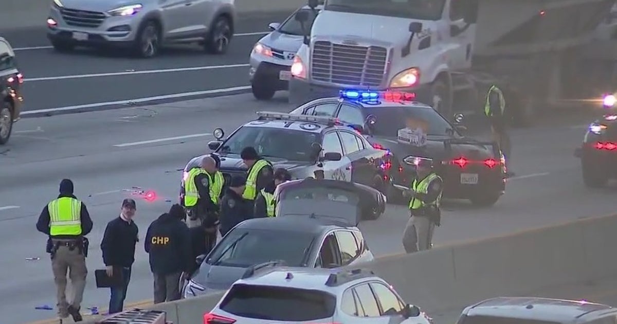 Police investigation shuts down lanes on 405 Freeway in Sherman Oaks ...