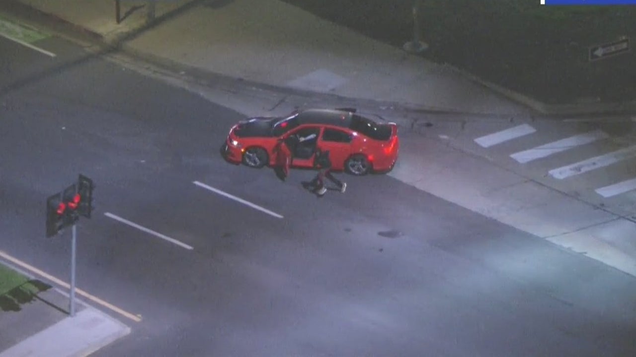 嫌疑人在洛杉矶和圣贝纳迪诺两个县之间的警车追逐中丢弃汽车