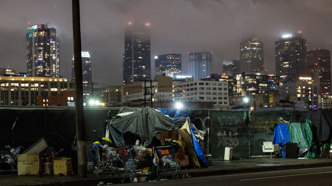 Los Angeles Recruits Up To 6K Volunteers To Count City S Homeless   GettyImages 1949571888 