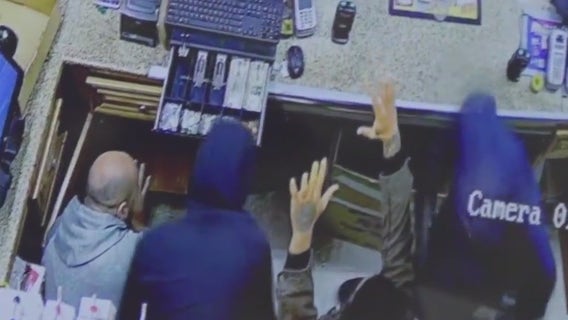 Anaheim liquor store employees robbed at gunpoint