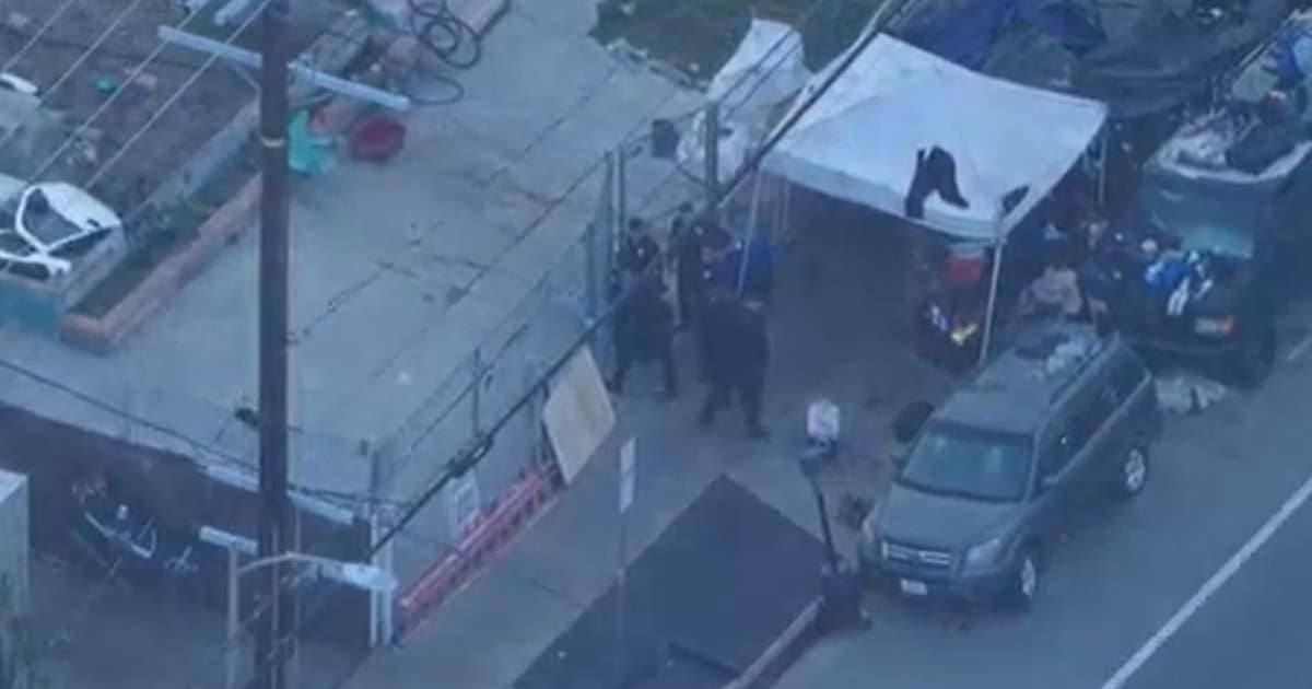 Police chase ends in Pacoima after suspect takes off on foot | FOX 11 ...