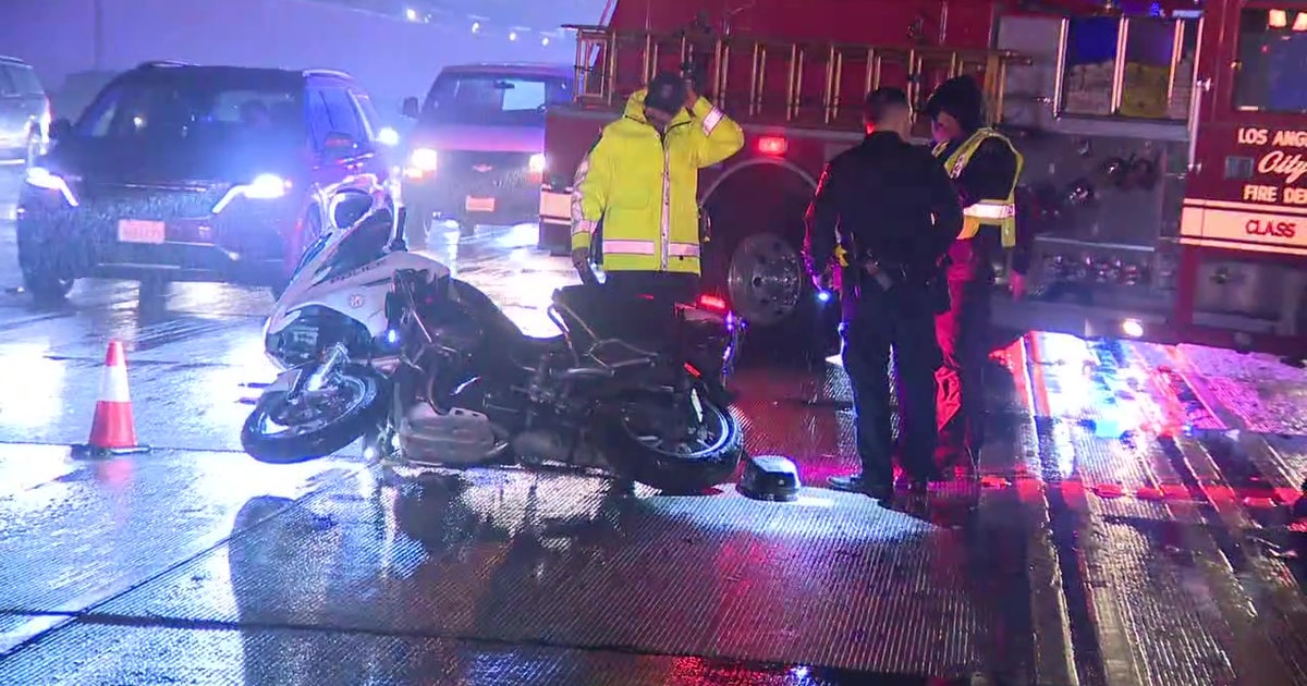Motorcycle officer involved in 405 Freeway crash; 2 hospitalized | FOX ...