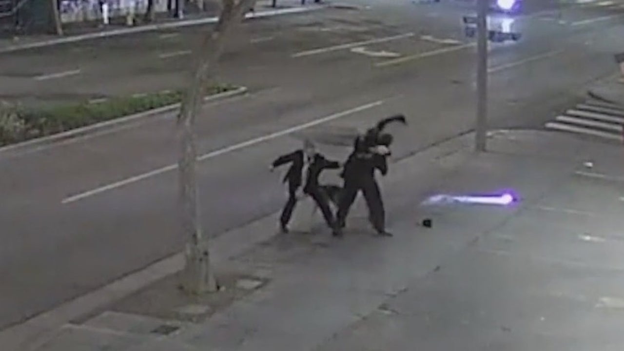 视频显示在西好莱坞发生的暴力袭击事件