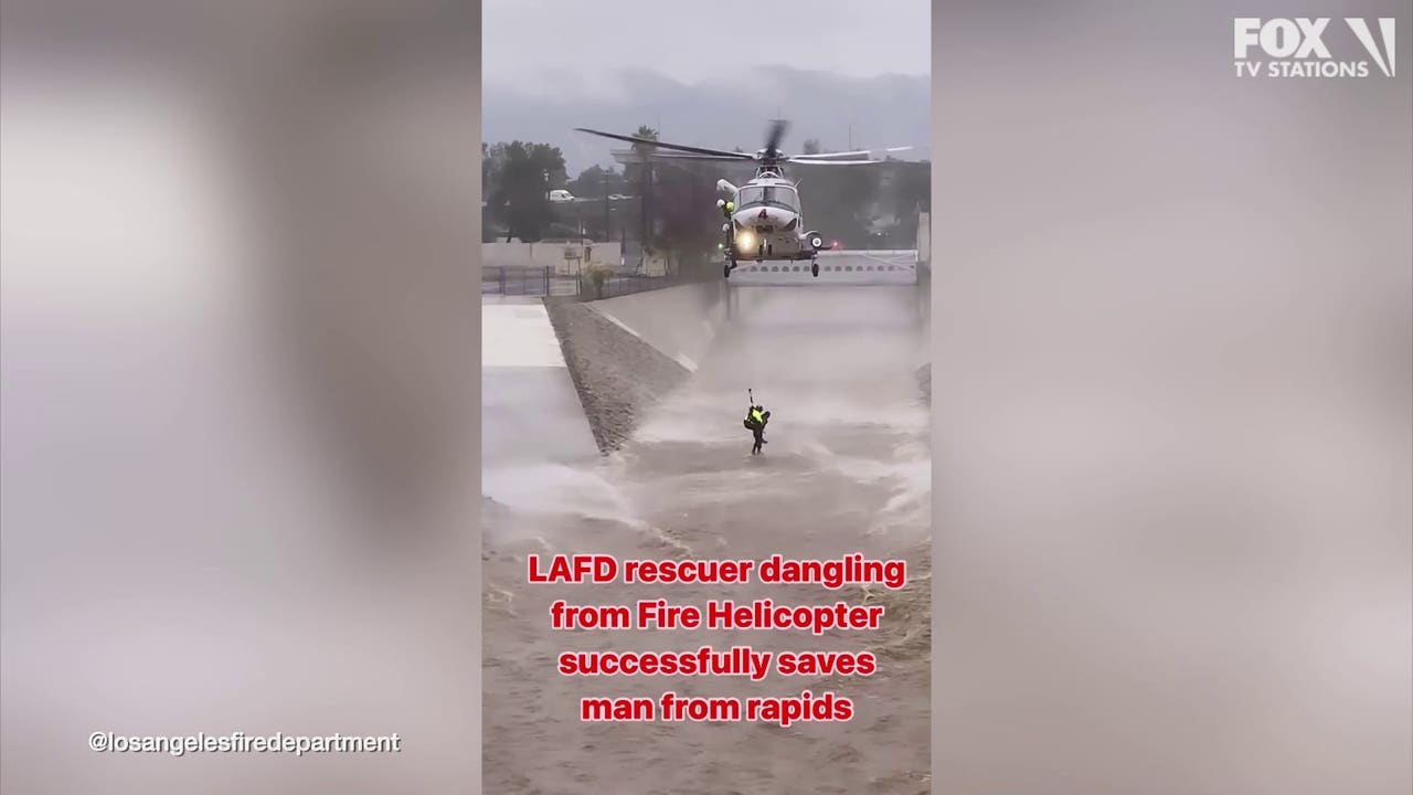 洛杉矶消防员悬挂在直升机上，在暴风雨期间救援了一名男子和一只狗