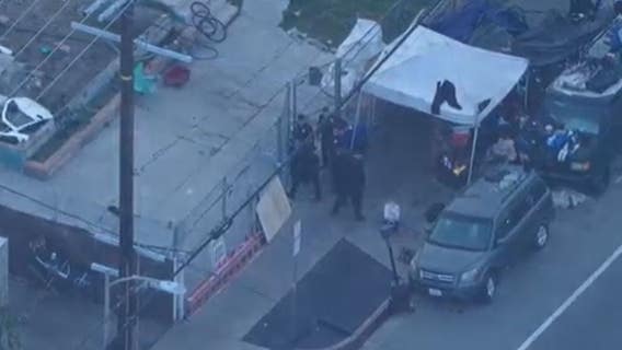 Police chase ends in Pacoima after suspect takes off on foot