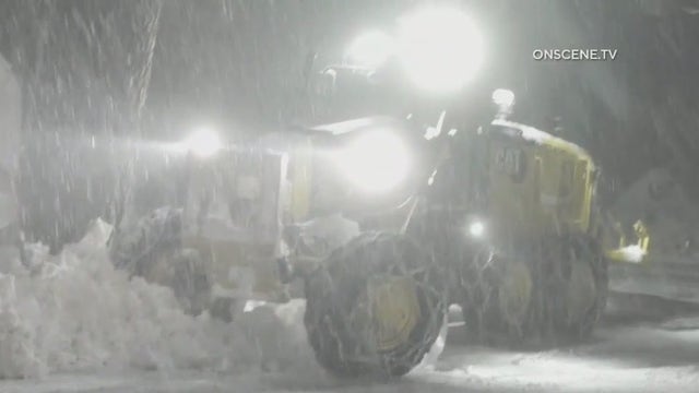Snowfall in San Bernardino County Mountains leaves multiple cars trapped