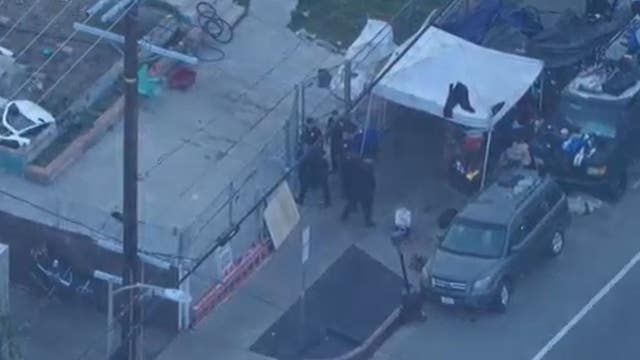 Police chase ends in Pacoima after suspect takes off on foot