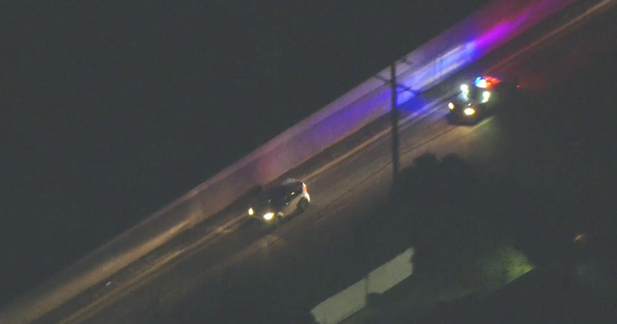 Police chase ends in crash on 405 Freeway near West LA | FOX 11 Los Angeles