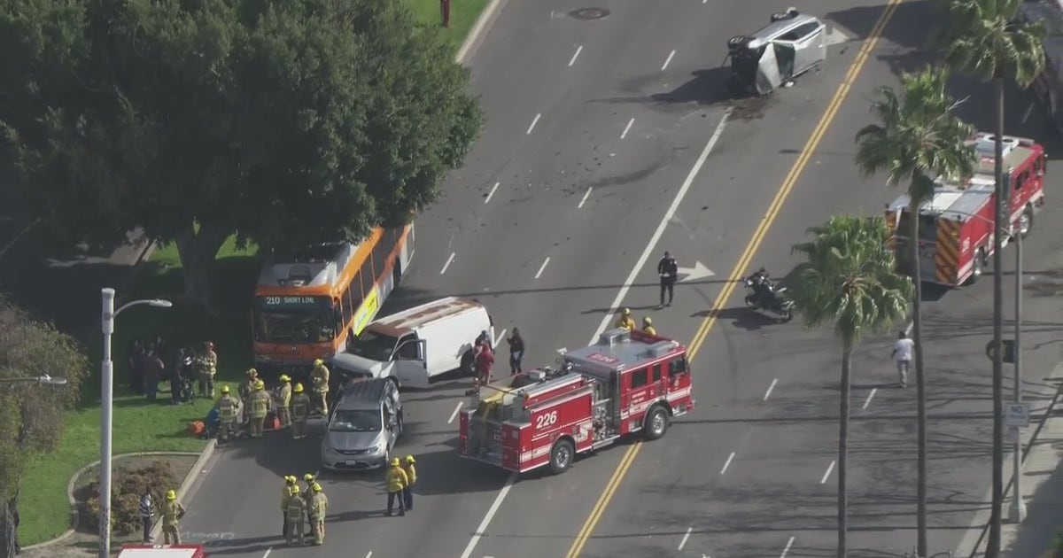 Multi-vehicle crash involving Metro bus in Baldwin Hills leaves 9 ...