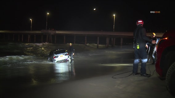 Police chase suspect drives into ocean with dogs in back seat, tries to swim away